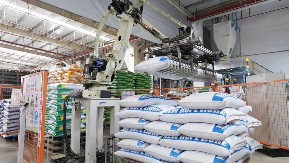 时代的封面·人物 | 刘永好 从华西到封面，创新精神照亮居民生活服务之路