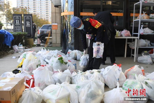 浙江杭州涉疫小区民生物资有序保障 并不断丰富居家健康观察服务